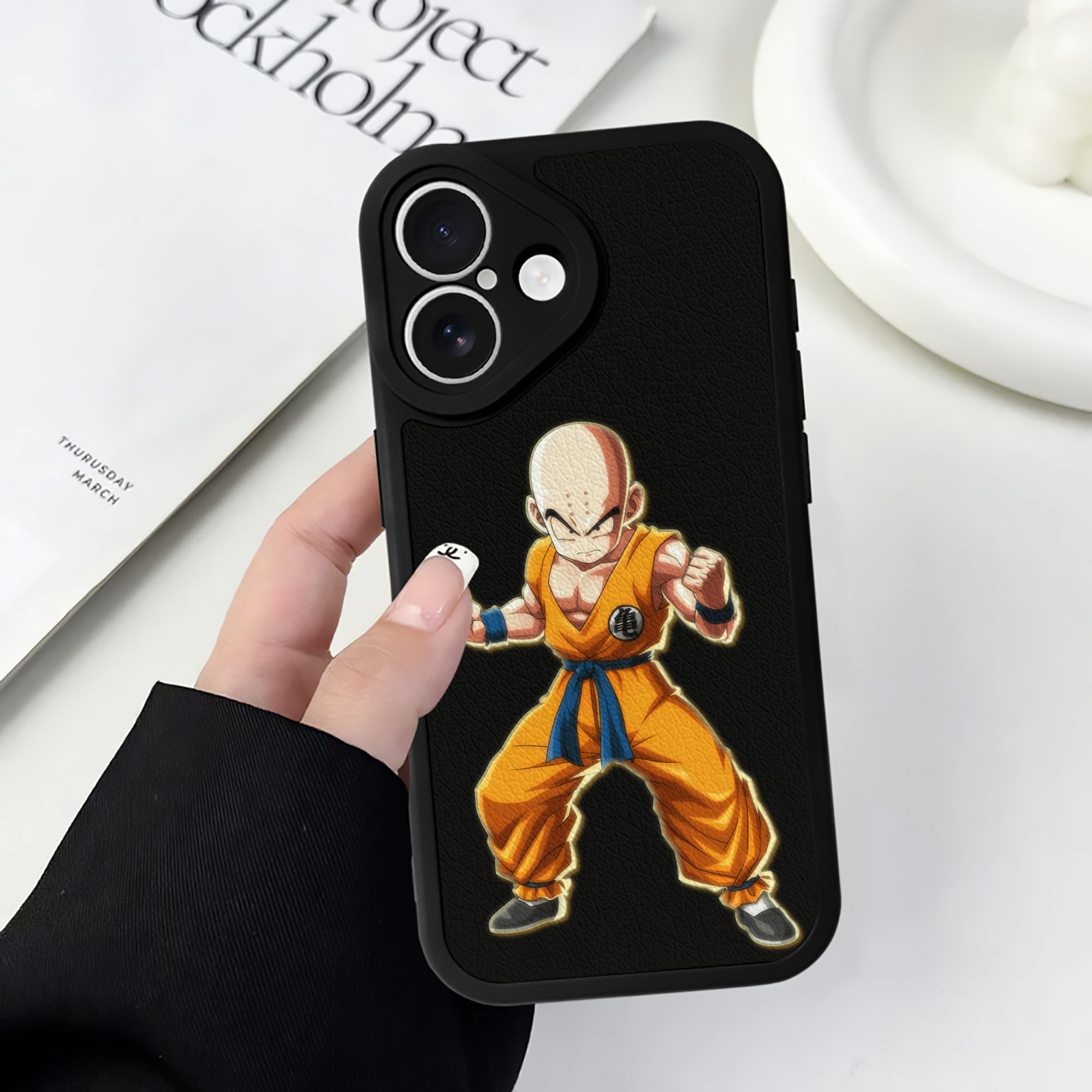 （画像用） ドラゴンボール クリリン DRAGON BALL krillin 【iPhone 16シリーズ対応】シリコンスマホケース（レザー調） 材質：シリコン